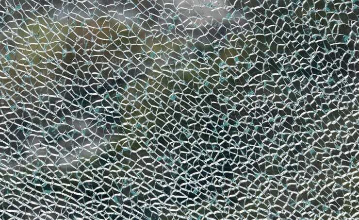 Куда звонить и писать при разбитом стекле – пошаговая инструкция