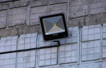 Чем отличаются корпуса прожекторов и как выбрать материал