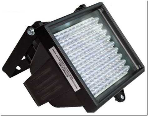 Пример расчёта: если освещается парковка площадью 50 м² и требуется базовая освещённость, понадобится световой поток около 6000 лм. Это соответствует прожектору мощностью около 50 Вт, если учитывать эффективность светодиодов 120 лм/Вт.