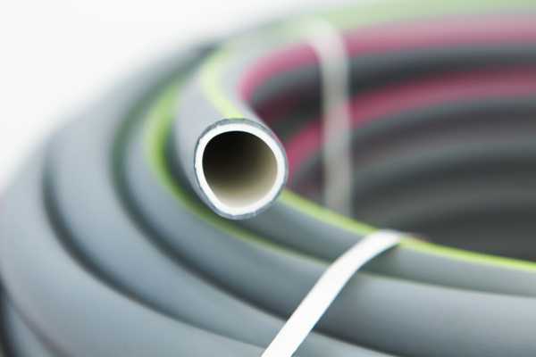 Сравнение термоэластопластов с другими материалами для шлангов по ключевым параметрам