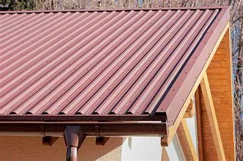 Особенности монтажа ветровой доски на скатах с разной длиной и углом наклона