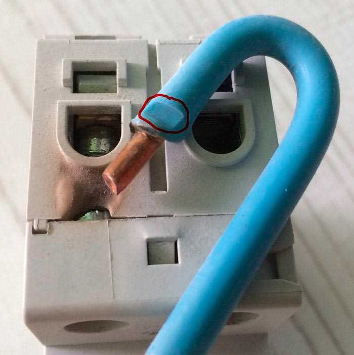 Осмотр автоматического выключателя на наличие повреждений