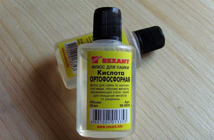 Какие риски связаны с остатками паяльной кислоты на плате или металле